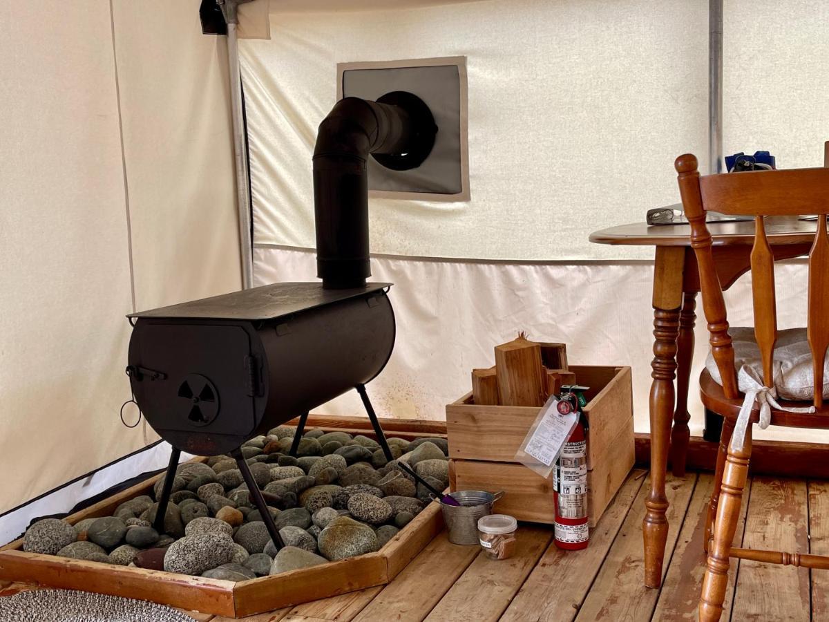 So Damn Lucky Glamping Hotel ยูคลูเลต ภายนอก รูปภาพ