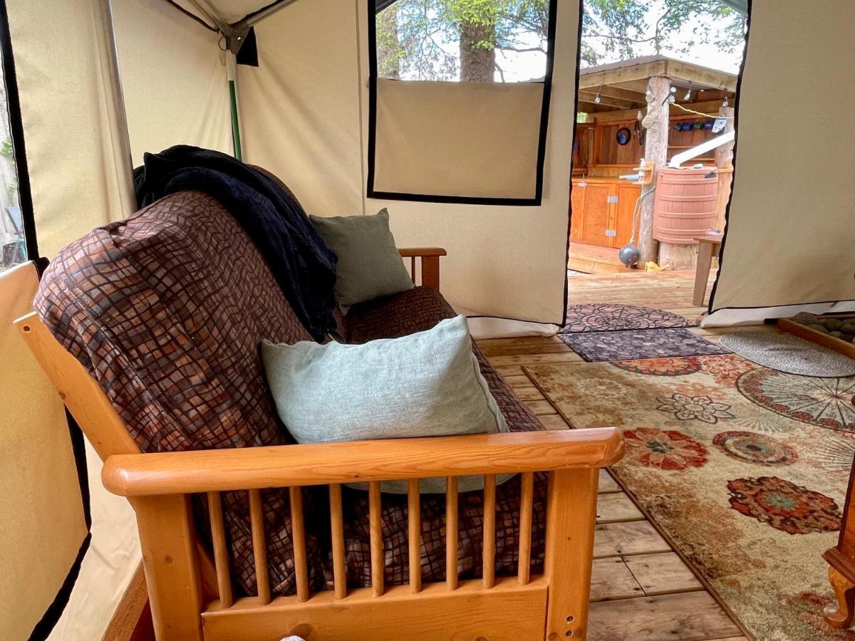 So Damn Lucky Glamping Hotel ยูคลูเลต ภายนอก รูปภาพ