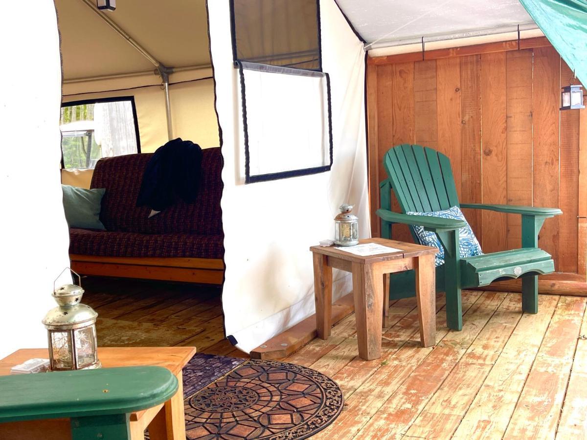 So Damn Lucky Glamping Hotel ยูคลูเลต ภายนอก รูปภาพ