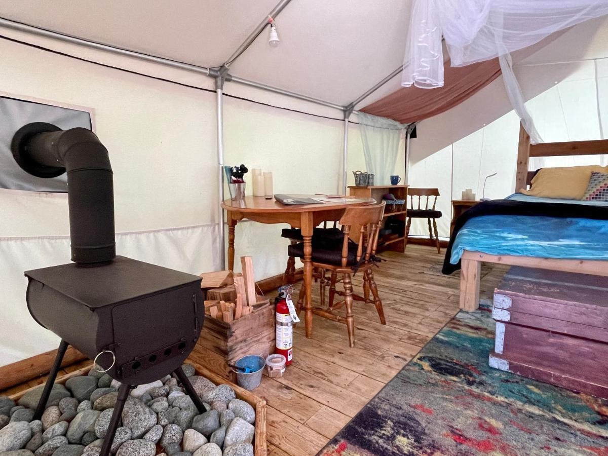 So Damn Lucky Glamping Hotel ยูคลูเลต ภายนอก รูปภาพ