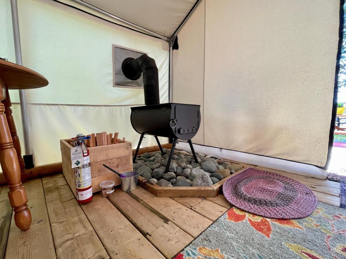 So Damn Lucky Glamping Hotel ยูคลูเลต ภายนอก รูปภาพ