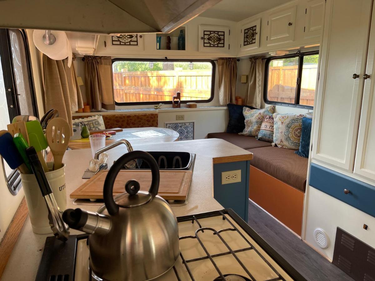 So Damn Lucky Glamping Hotel ยูคลูเลต ภายนอก รูปภาพ