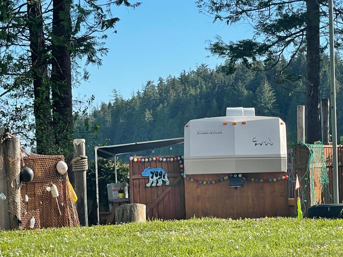 So Damn Lucky Glamping Hotel ยูคลูเลต ภายนอก รูปภาพ
