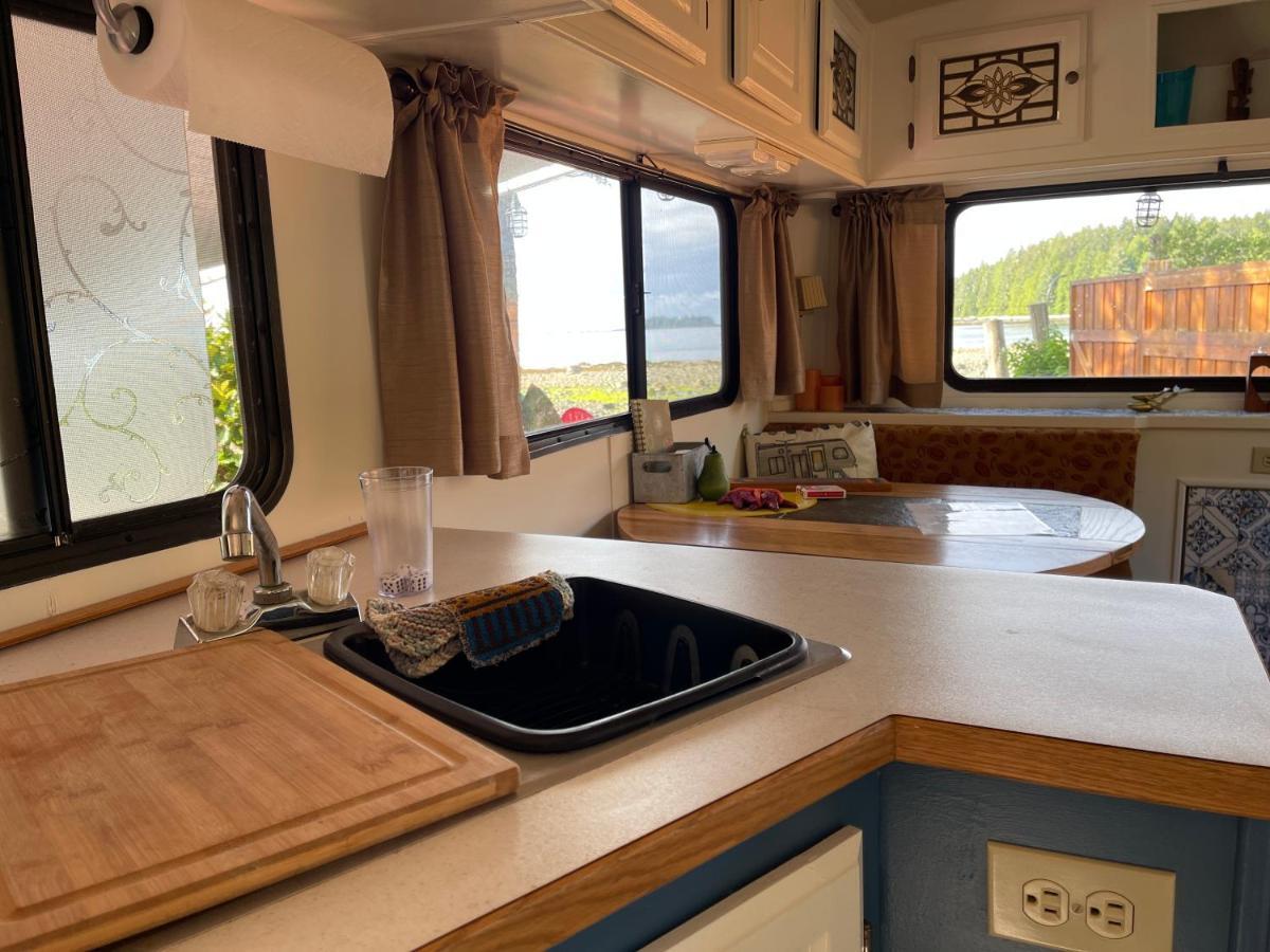 So Damn Lucky Glamping Hotel ยูคลูเลต ภายนอก รูปภาพ