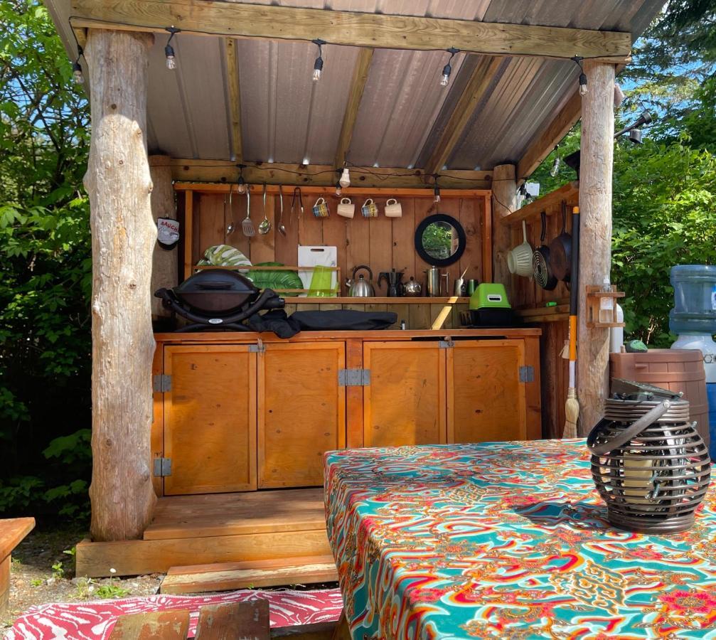 So Damn Lucky Glamping Hotel ยูคลูเลต ภายนอก รูปภาพ